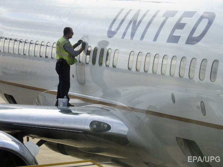 Авиакомпания United Airlines понесла убытки после инцидента с принудительным снятием пассажира с рейса