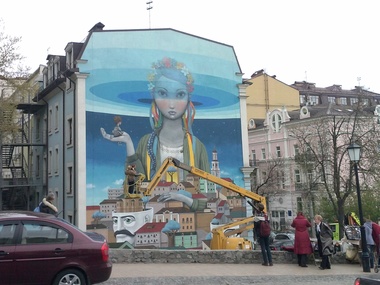 На Андреевском спуске в Киеве презентовали 15-метровое граффити &ndash; возрождение Украины