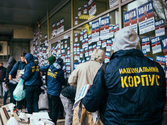 "Национальный корпус" заблокировал отделение "Сбербанка" в Днепре