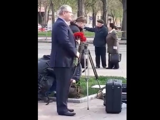 Вілкул знявся в постановному відео покладання квітів біля пам'ятника Невідомому солдату. Відео