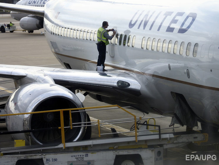 United Airlines поверне гроші за квитки на рейс, з якого насильно зняли пасажира