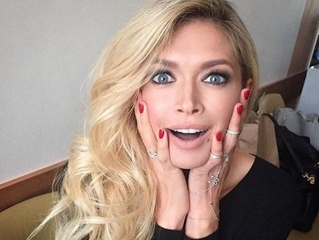 Брежнева показала маму и дочерей на пляже