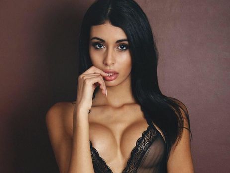 На молодшого брата італійської еротик-моделі влаштували цькування через знімки сестри