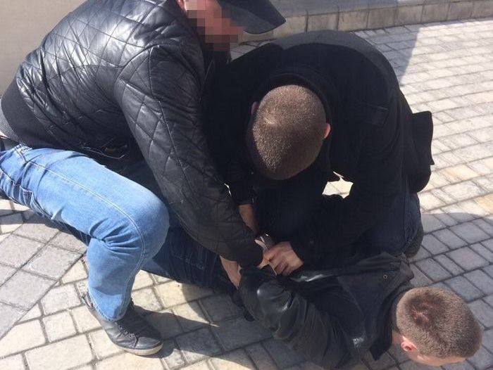 В Одесі СБУ затримала дільничного офіцера поліції, який збирав данину з достроково звільнених