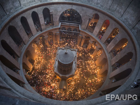 В Украину прибыл Благодатный огонь