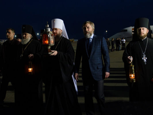 Благодатний вогонь до України привезли митрополит Антоній і нардеп Новинський