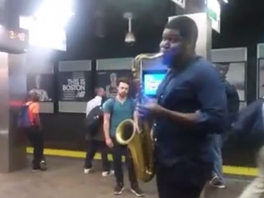 В подземке Бостона сыграли гимн Украины на саксофоне. Видео