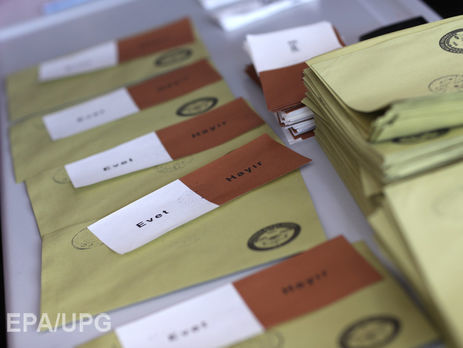 Референдум у Туреччині: Попередньо жителі країни підтримують посилення повноважень президента