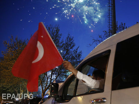 Сторонники Эрдогана празднуют победу по результатам референдума. Фоторепортаж