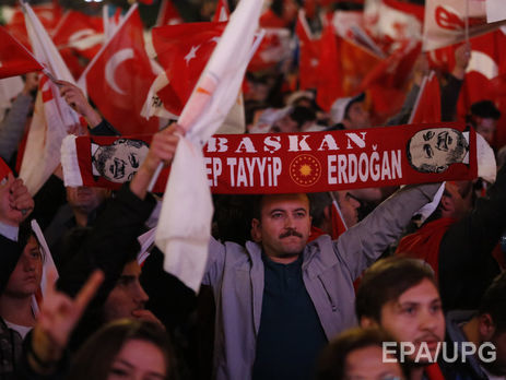 Немецкие политики призвали прекратить переговоры о вступлении Турции в ЕС после референдума