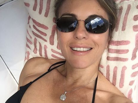 51-летняя Херли показала фигуру в микробикини