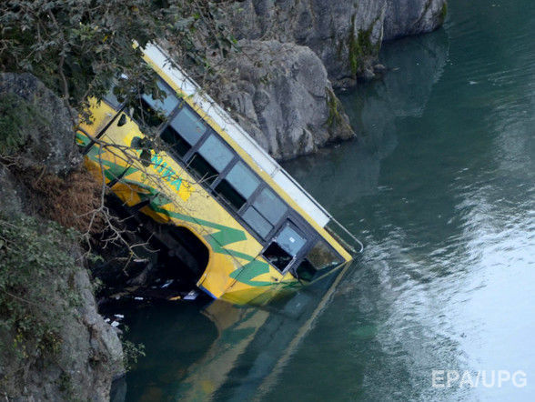 В Китае в результате падения автобуса в реку 10 человек погибли, пять получили ранения