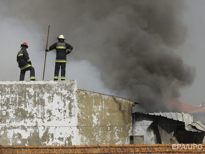 В Португалии самолет упал возле супермаркета, пятеро погибших