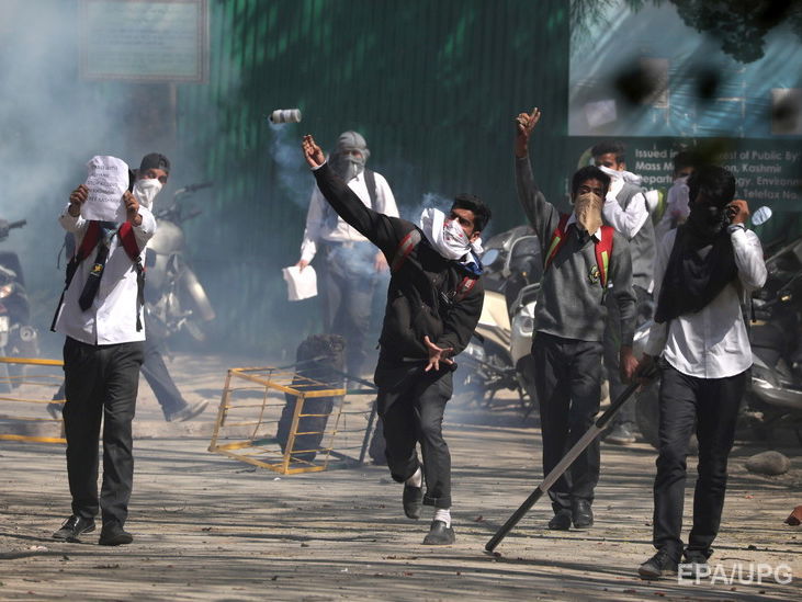 В Индии между студентами и полицией произошли столкновения, более 100 пострадавших