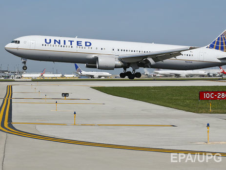 United Airlines изменит правила проезда для сотрудников после скандала со снятием с рейса пассажира