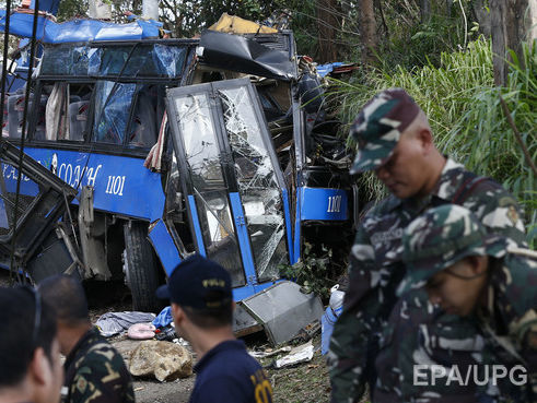 На Філіппінах автобус упав в ущелину, загинуло 24 людини