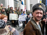 Под Радой требовали от власти активной борьбы с сепаратистами и люстрации. Фоторепортаж