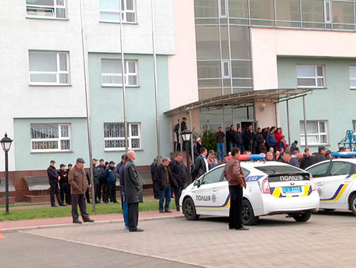 В помещение "Черкасиобленерго" 18 апреля проникли около 30 вооруженных мужчин – полиция