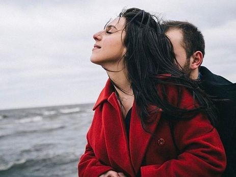 Джамала с женихом снялась в фотосессии на берегу моря. Фоторепортаж