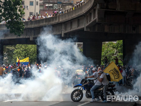 У Венесуелі тривають масові протести. Є жертви. Фоторепортаж