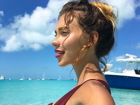 Тодоренко на Багамах покормила морскую свинью