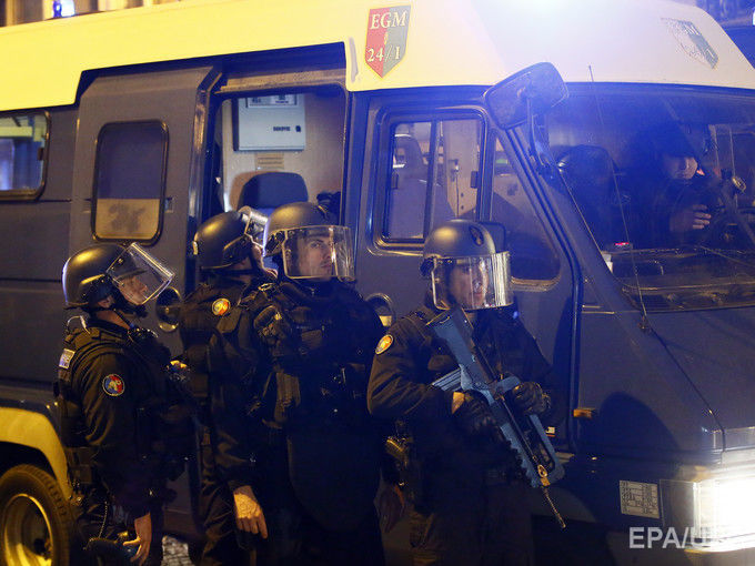 У поліцейських на Єлисейських Полях стріляв 39-річний житель передмістя Парижа – Associated Press