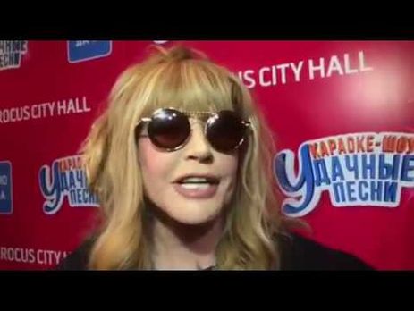 Пугачова зняла накладне волосся перед журналістами. Відео