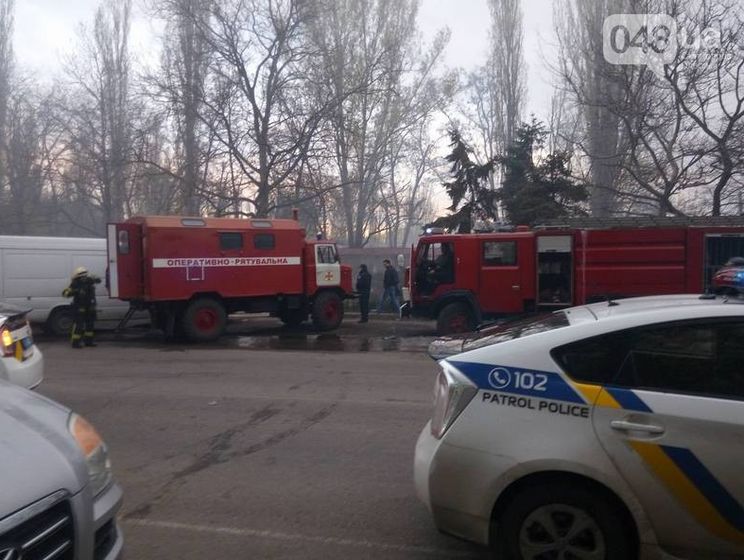 Двоє патрульних поліцейських постраждали під час евакуації пожежі на ринку в Одесі – поліція
