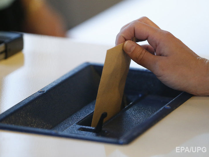 Все кандидаты в президенты Франции отдали свои голоса на выборах, в полдень явка составила 28,54%