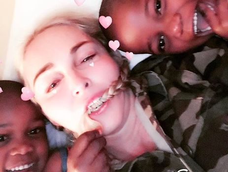 Мадонна показала, як її прийомні доньки-близнючки вдають клоунів
