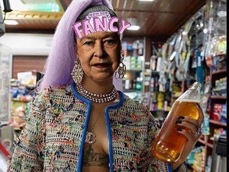 Рианна в образе себя представила королеву Елизавету II 