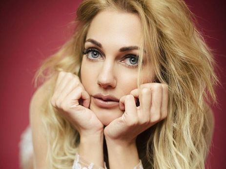 Узерлі показала груди в напівпрозорому платті