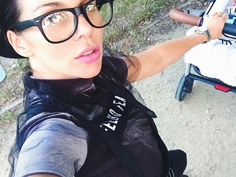 Седокова показала пресс через две недели после родов