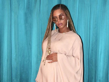 Вагітна двійнею Бейонсе показала живіт і п'яту точку в обтислій сукні