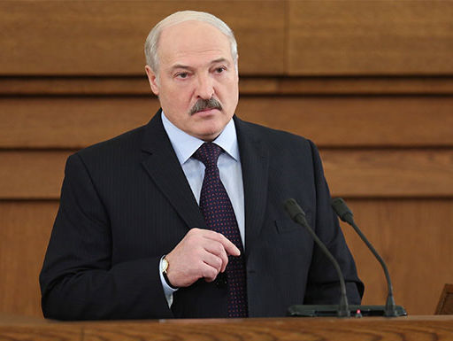 Лукашенко об отношениях с Украиной: Мы родные люди, можем приехать на тракторе помочь вам пахать