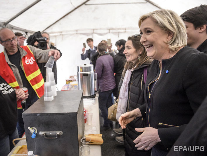 Олланд закликав уряд Франції сприяти поразці Ле Пен на виборах