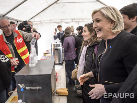 Олланд закликав уряд Франції сприяти поразці Ле Пен на виборах