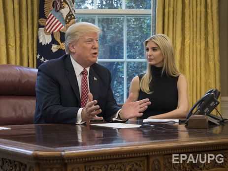 На рабочем столе Трампа есть красная кнопка для вызова дворецкого с колой – Associated Press