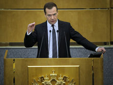 Медведєв непокоїться за своє політичне майбутнє – Bloomberg