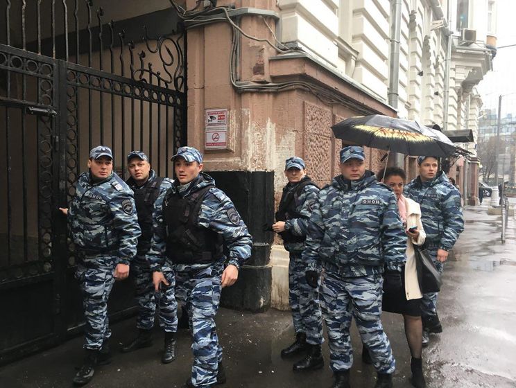 Российские силовики проводят обыск в московском офисе движения "Открытая Россия"