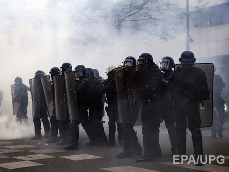 У Парижі сталися зіткнення поліції з противниками Ле Пен і Макрона. Фоторепортаж