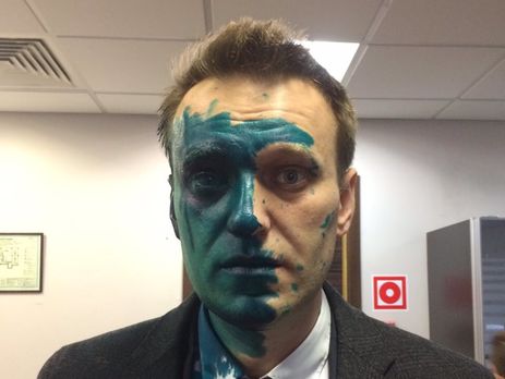 Навального облили зеленкою, йому викликали 