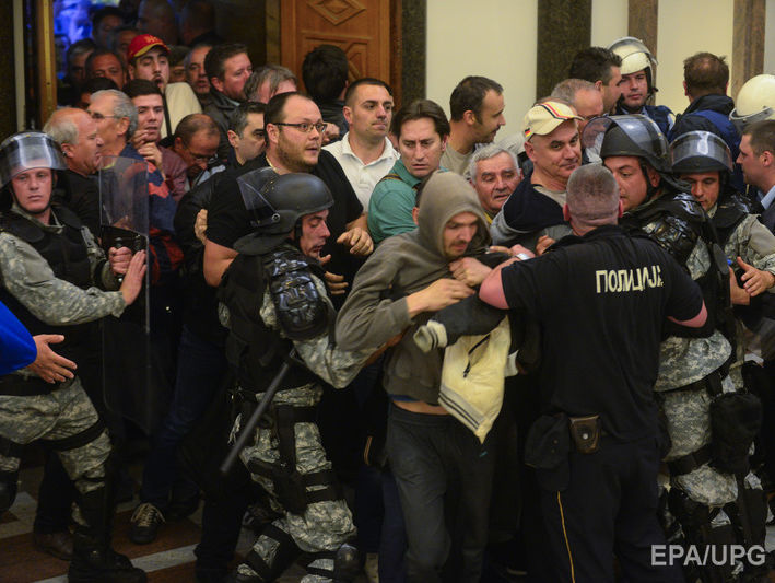 У ЄС засудили напад демонстрантів на депутатів парламенту Македонії