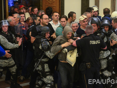 У ЄС засудили напад демонстрантів на депутатів парламенту Македонії