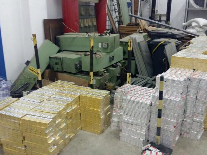 Закарпатские таможенники пропустили в Венгрию 125 тыс. пачек сигарет и 916 кг янтаря – Луценко