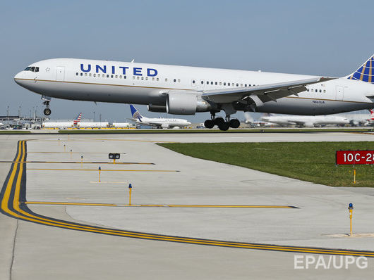 United Airlines уклала угоду з пасажиром, якого силоміць зняли з рейсу