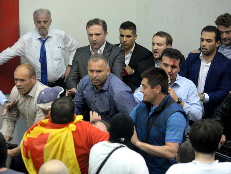 Президент Македонии после нападения на парламент призвал лидеров партий к переговорам