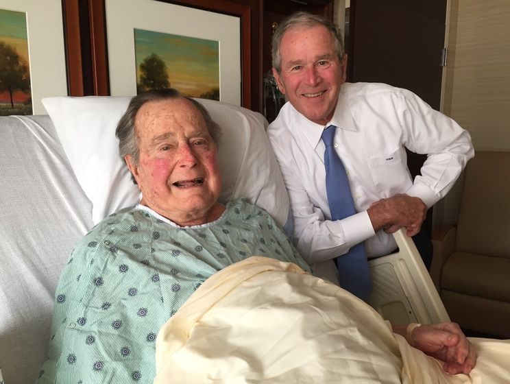 Джорджа Буша – старшого виписали з лікарні 