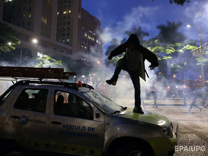 Багатомільйонний страйк у Бразилії: палаючі покришки й сутички з поліцією