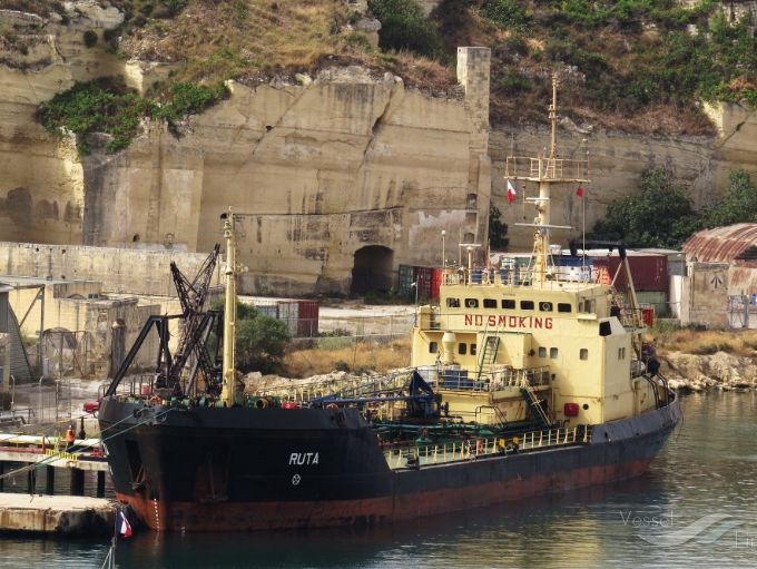 Задержанный в Ливии танкер принадлежит одесской компании – порт
